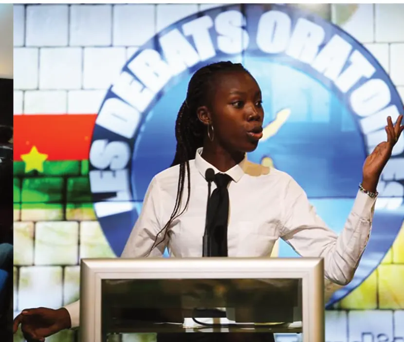 Oratrice en plein discours sur le plateau
