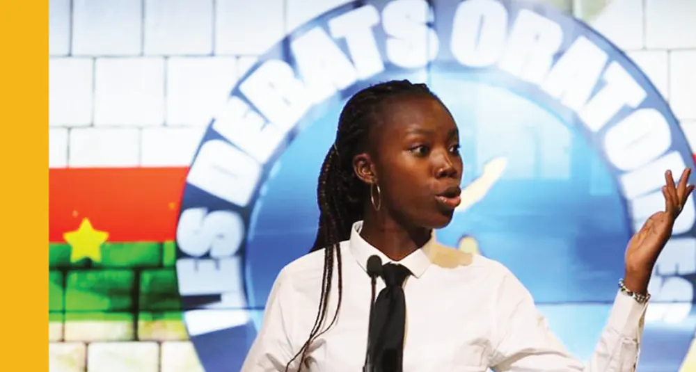 Oratrice au pupitre, gestuelle expressive